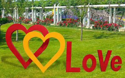 公園景區(qū)創(chuàng)意玻璃鋼love表達愛意的愛心雕塑