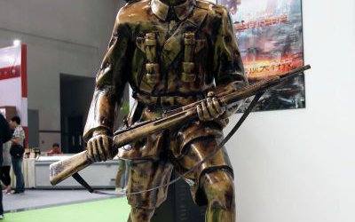 景區景點玻璃鋼仿銅拿著槍行走的八路軍雕塑