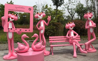 庭院公園戶(hù)外卡通粉紅豹組合玻璃鋼粉紅豹雕塑