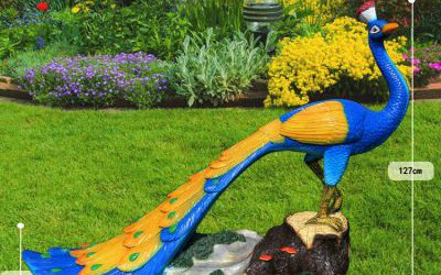 草坪上一只傲慢的仿真動(dòng)物玻璃鋼彩繪孔雀雕塑