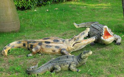 公園草地上的玻璃鋼仿真鱷魚雕塑