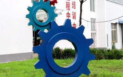 學校創意玻璃鋼鑄造齒輪雕塑