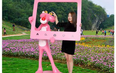 景區(qū)廣場站立拍照玻璃鋼粉紅豹雕塑