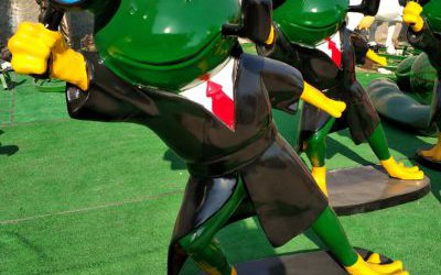 游樂場多個跳舞的卡通玻璃鋼青蛙雕塑