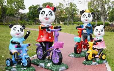 公園玻璃鋼彩繪騎車的卡通熊貓雕塑