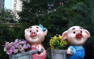花園庭院玻璃鋼彩繪創(chuàng)意卡通推拉小車的豬雕塑