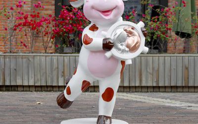 商店門口一只扭轉乾坤玻璃鋼卡通奶牛雕塑