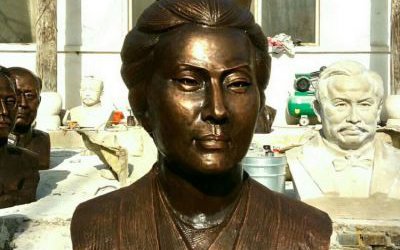 學院公園擺放古代女詞人李清照胸像玻璃鋼仿銅雕塑