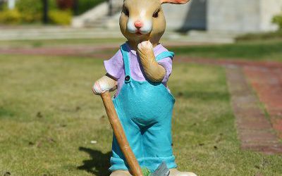 農場一只拿鋤頭的卡通玻璃鋼兔子雕塑