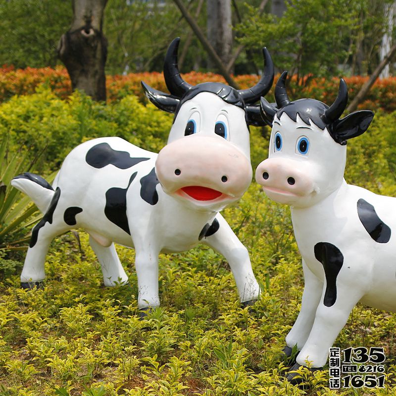 公園里兩只玻璃鋼卡通仿真牛雕塑 公園里兩只玻璃鋼卡通仿真牛雕塑