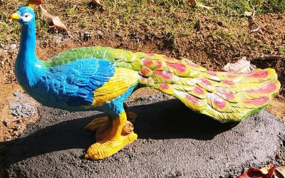 公園里一只玻璃鋼彩繪仿真動物孔雀雕塑