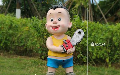 園林草坪上擺放著拿電鋸的玻璃鋼卡通光頭強(qiáng)雕塑