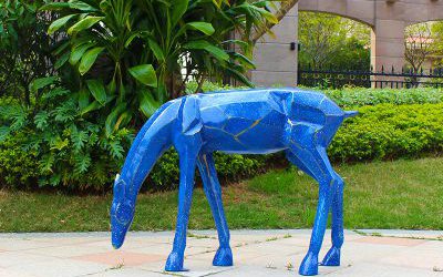 公園玻璃鋼彩繪低頭覓食的鹿雕塑