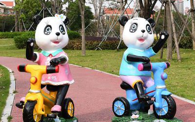 小區(qū)游樂園騎車玻璃鋼彩繪卡通熊貓雕塑