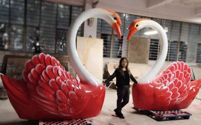 商場創(chuàng)意玻璃鋼彩繪愛心天鵝雕塑