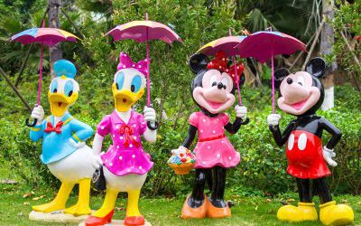 公園玻璃鋼彩繪打傘的米老鼠與唐老鴨雕塑