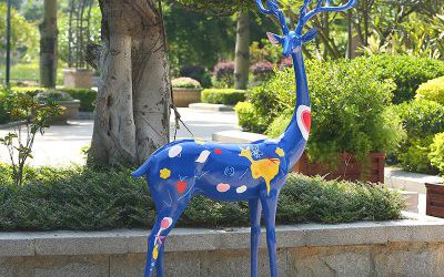 戶外園林一只站立的玻璃鋼彩繪藍色梅花鹿雕塑