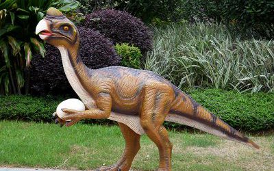 戶外玻璃鋼仿真動(dòng)物拿蛋的恐龍雕塑