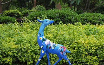 公園景區(qū)玻璃鋼藍(lán)色彩繪鹿雕塑