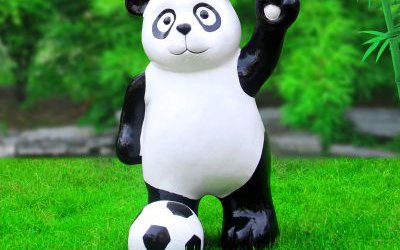 動(dòng)物園擺放的舉手踢足球玻璃鋼仿真熊貓雕塑