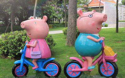 幼兒園景觀玻璃鋼彩繪小豬佩奇雕塑