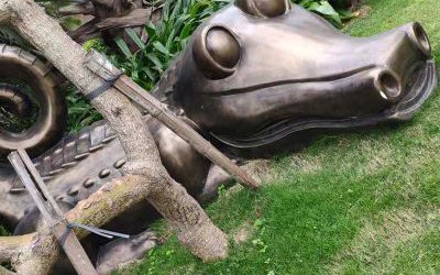 草地擺放的玻璃鋼仿銅創意鱷魚雕塑