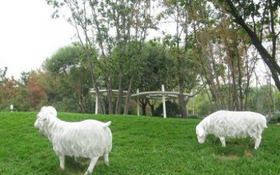 公園玻璃鋼仿真動物綿羊雕塑