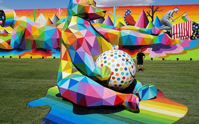 游樂場玻璃鋼彩繪幾何抱球熊雕塑