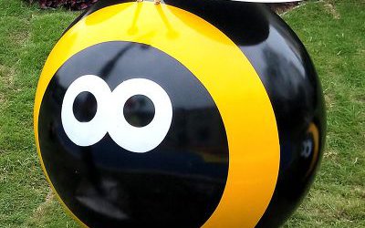 景區(qū)園林玻璃鋼彩繪卡通蜜蜂雕塑