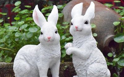公園兩只可愛的玻璃鋼仿真兔子雕塑