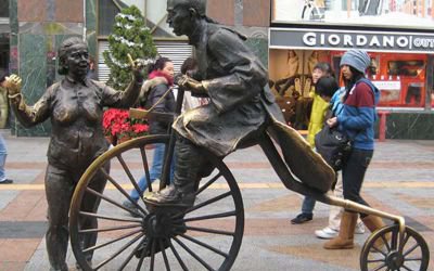 古代人物戶外廣場創(chuàng)意景觀玻璃鋼仿銅騎車雕塑