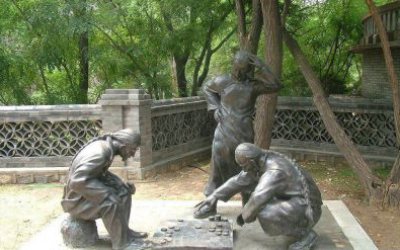 園林景區擺放下象棋的人物玻璃鋼仿銅雕塑