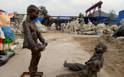 戶外景區玻璃鋼仿銅民俗小品兒童撞拐雕塑