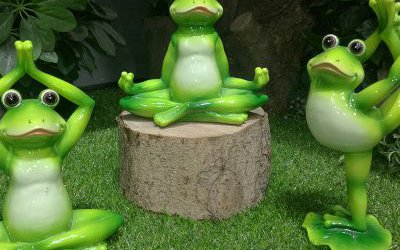 景區創意姿態各異的玻璃鋼卡通青蛙雕塑