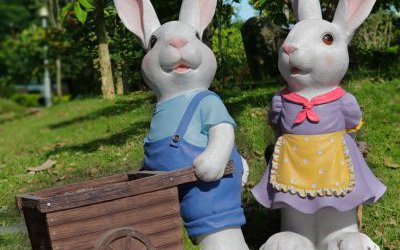 景區兩只創意玻璃鋼卡通兔子雕塑