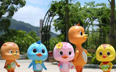 游樂場(chǎng)創(chuàng)意動(dòng)畫動(dòng)物玻璃鋼彩繪萌雞小隊(duì)雕塑