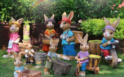 戶外草坪玻璃鋼彩繪一群可愛兔子雕塑