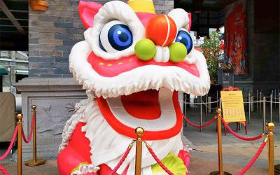 景區門口擺放卡通創意玻璃鋼彩繪醒獅雕塑