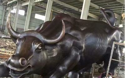 戶外廣場擺放的玻璃鋼仿銅大型景觀華爾街牛雕塑