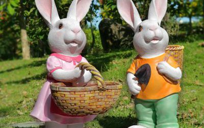 動物園兩只可愛的玻璃鋼彩繪兔子雕塑