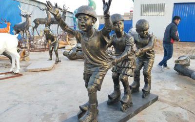 公園小區(qū)擺放滑旱冰兒童人物玻璃鋼仿銅雕塑