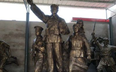 公園景區(qū)玻璃鋼仿銅揮手的八路軍雕塑