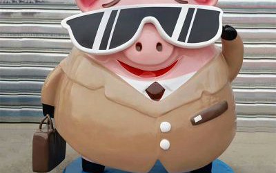 商業(yè)街一只穿西裝的玻璃鋼卡通豬雕塑