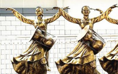 花園擺放少數民族跳舞人物玻璃鋼仿銅雕塑