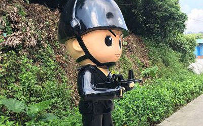 玻璃鋼卡通戶外執(zhí)勤的警察雕塑