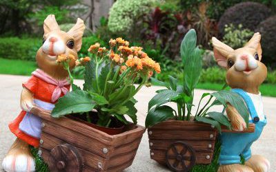 公園兩只拉著小推車的玻璃鋼彩繪兔子雕塑