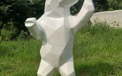 游樂園室外擺放站立白色玻璃鋼幾何熊雕塑