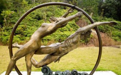 戶外廣場(chǎng)玻璃鋼仿銅游泳雕塑