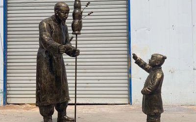 城市廣場(chǎng)擺放玻璃鋼仿銅民俗人物情景賣糖葫蘆雕塑