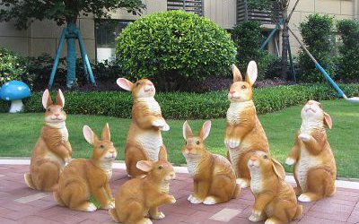 小區(qū)路邊一群可愛的玻璃鋼仿真兔子雕塑